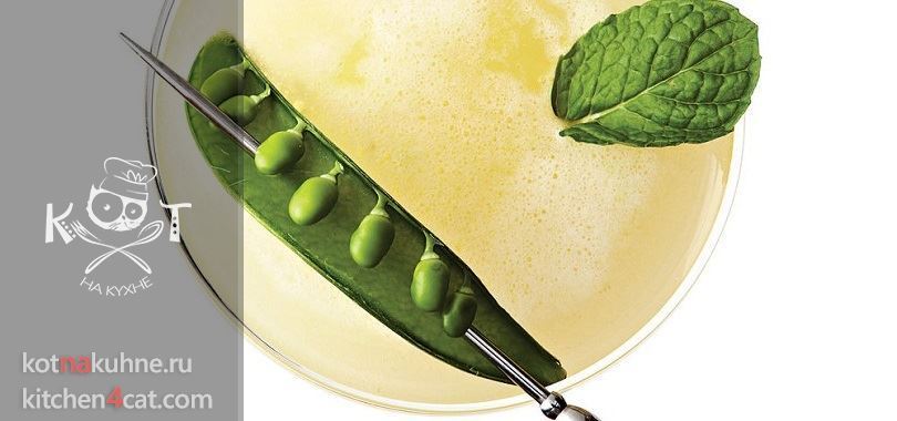 Алкогольный коктейль из базилика с зеленым горошком
